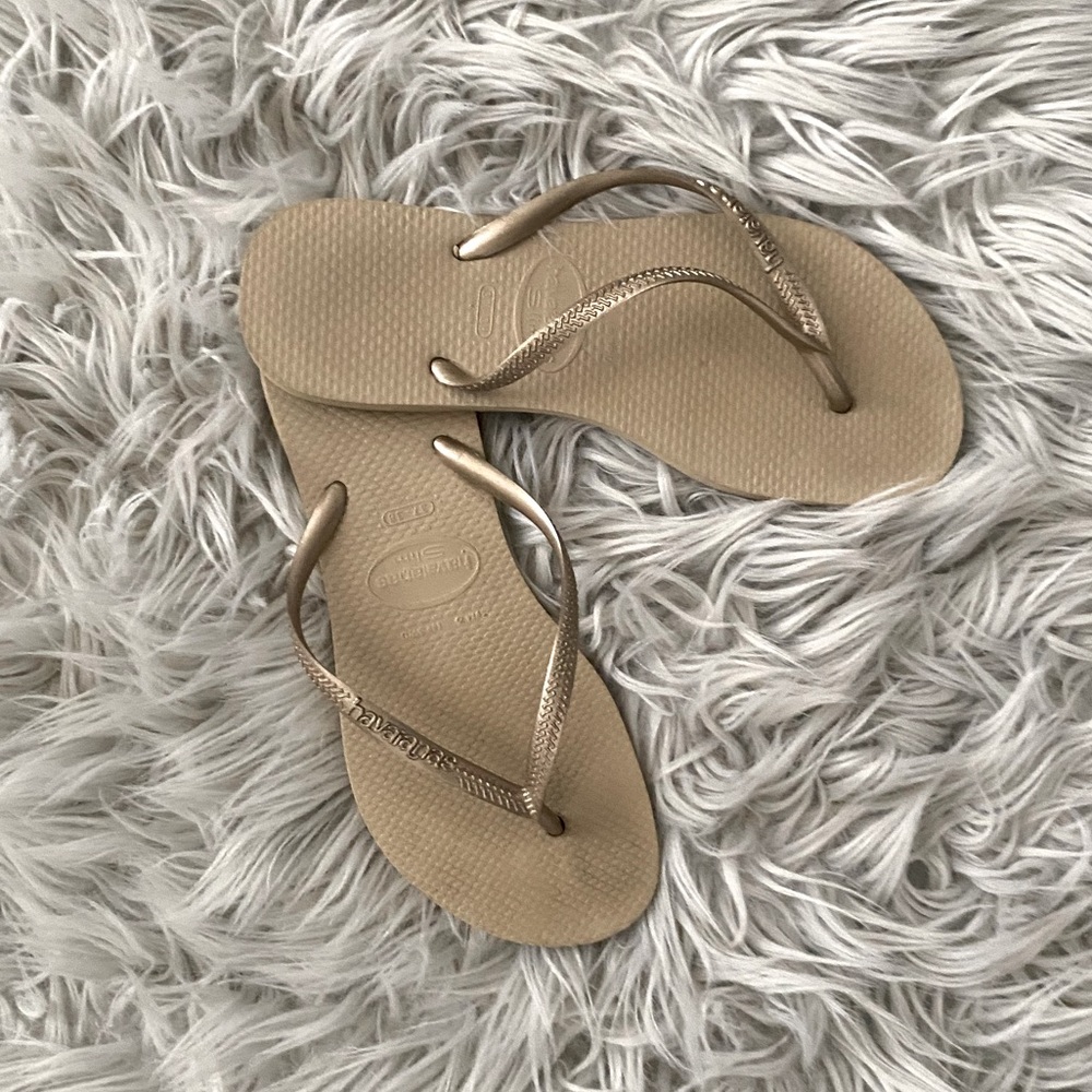 Havaianas in gold color